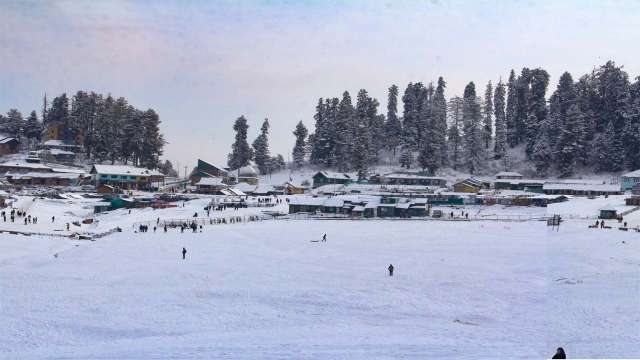 Jammu and Kashmir receives moderate to heavy snowfall, IMD issues avalanche warning - Vimarsana News