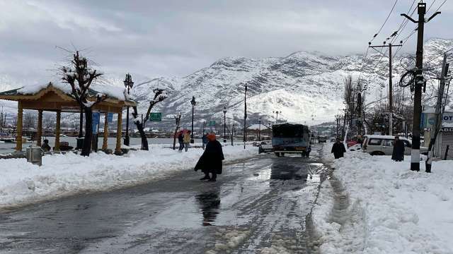 Jammu-Srinagar highway closed; Vaishno Devi helicopter service suspended amid snowfall - Vimarsana News
