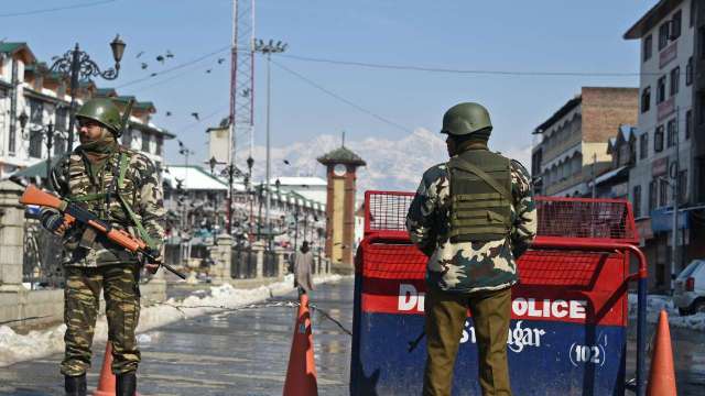 Grenade attack in Srinagar injures one police officer, three civilians - Vimarsana News