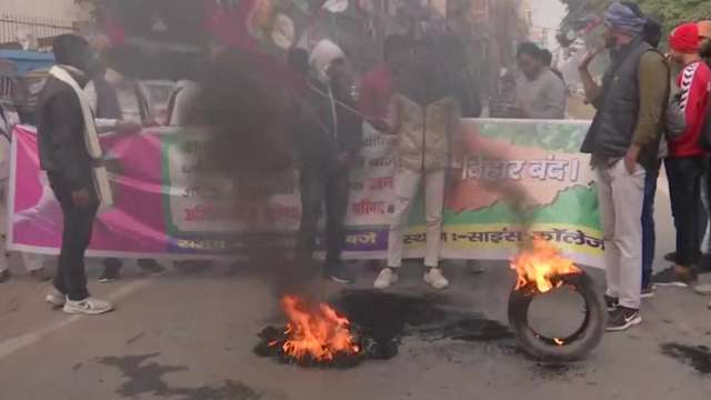 Bihar Bandh: Protestors block roads, burn tyres over RRB NTPC exam irregularities - Vimarsana News