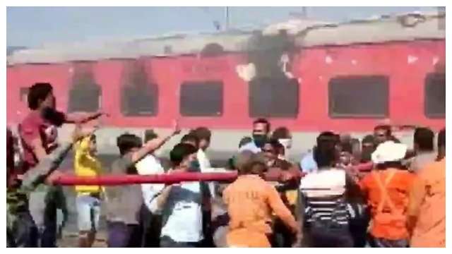 Pantry car of Gandhidham-Puri Express train doused in flames, no injuries reported - Vimarsana News