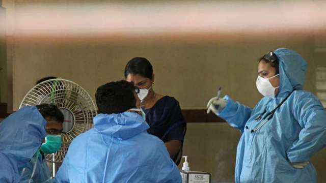 Omicron infected individual can spread infection within hours, says expert - Vimarsana News
