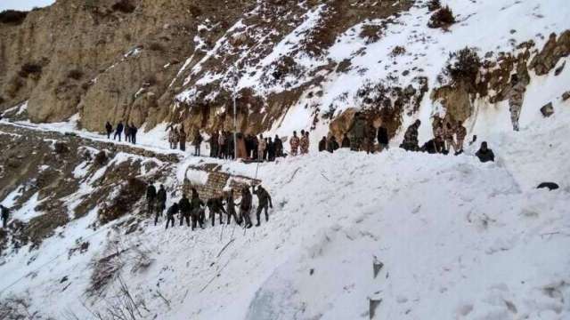Avalanche traps army patrol of seven in Arunachal Pradesh, rescue ops underway - Vimarsana News