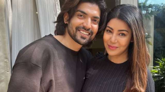 Gurmeet Choudhary, Debina Bonnerjee welcome 'Choudhary junior' with baby bump photo - Vimarsana News