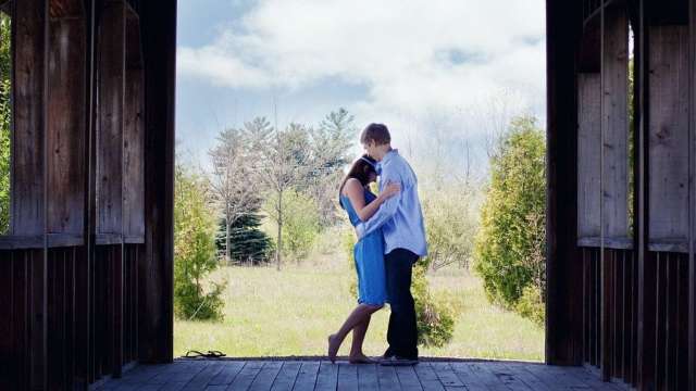 Hug Day 2022: Make your partner feel special with these valuable gifts - Vimarsana News