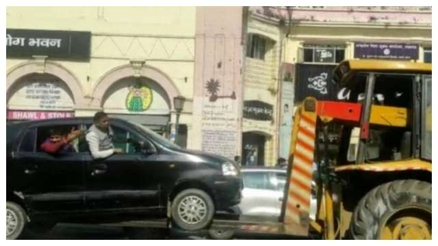 Car towed away in Lucknow with passengers still inside – Pic goes VIRAL - Vimarsana News