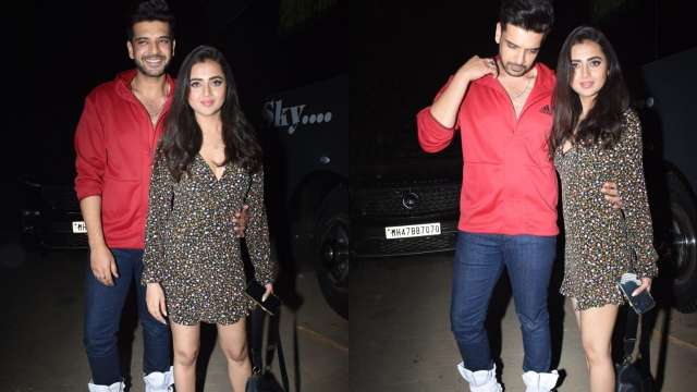 Karan Kundrra saves Tejasswi Prakash from oops moment, fan says 'Nazar na lage' - Vimarsana News