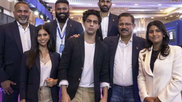 suhana-khan-aryan-khan-jahnavi-mehta-look-dapper-in-new-pic-from-ipl
