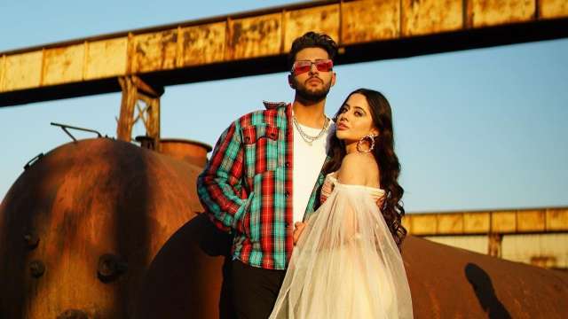 Is Urfi Javed dating Indo-Canadian singer Kunwarr? Fans speculate - Vimarsana News