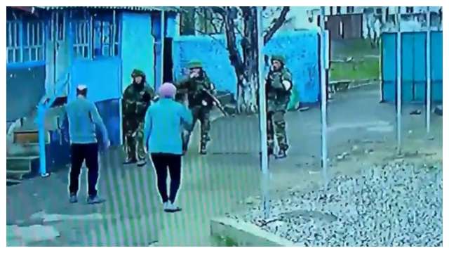 Netizens salute elderly Ukrainian couple for standing up against Russian soldiers – WATCH - Vimarsana News