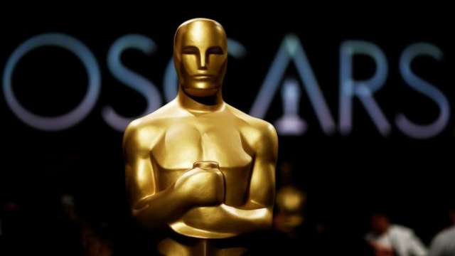 Oscars 2022: The Academy holds moment of silence, celebs light up red carpet in Ukrainian flag colours - Vimarsana News