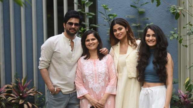 Shamita Shetty visits Raqesh Bapat's family in Pune, photos go VIRAL - Vimarsana News