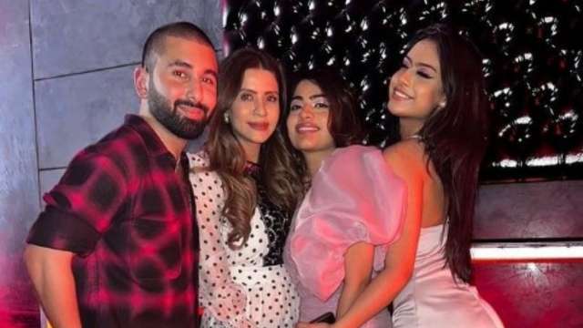 Nysa Devgn parties with friends, flaunts curves in short dress - Vimarsana News