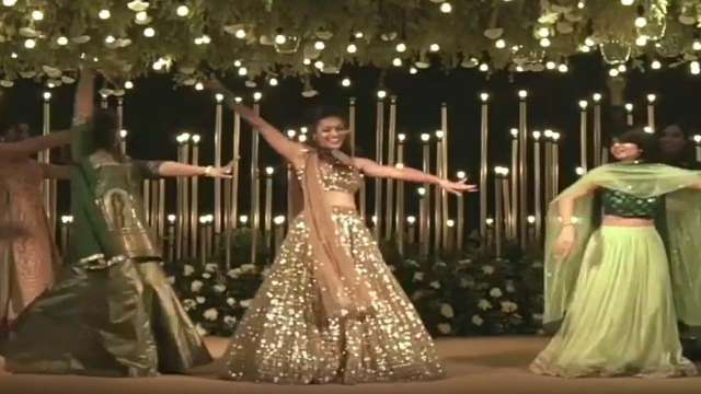 Viral video! Bride and her girl gang groove to 'Leja Leja', netizens awestruck - Vimarsana News
