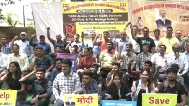 Students evacuated from Ukraine hold protests in Delhi, seek admission to Indian medical colleges - Vimarsana News