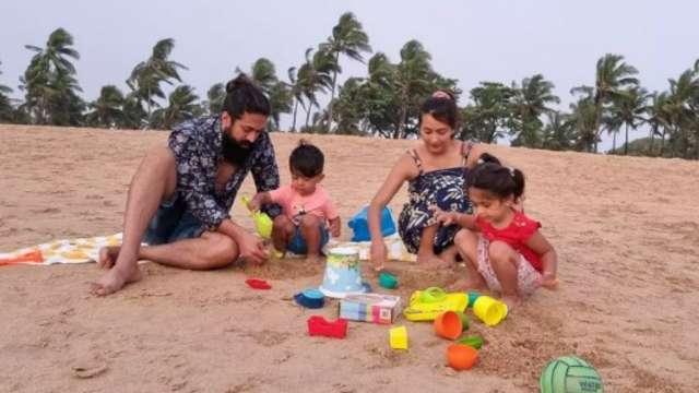 KGF Chapter 2 star Yash builds sandcastles with children, spends quality time with wife Radhika Pandit - Vimarsana News