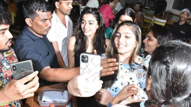 Pushpa The Rise star Rashmika Mandanna gets mobbed by fans in Mumbai