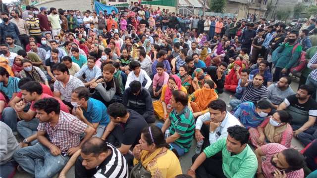 'Shameful, heavy-handed response': Batons, teargas used on Kashmiri Pandits protesting over Rahul Bhat killing - Vimarsana News
