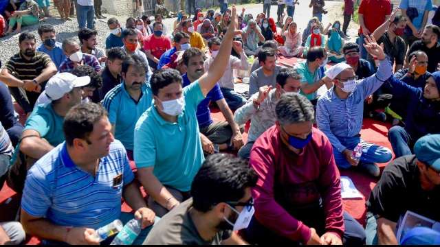 Jammu and Kashmir: Probe ordered into tear gas shelling on Kashmiri Pandits - Vimarsana News