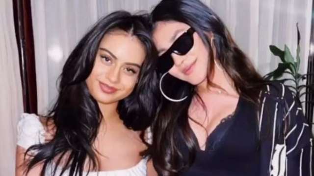 Nysa Devgn parties with friends in London, raises temperature in crop top and beige skirt - Vimarsana News