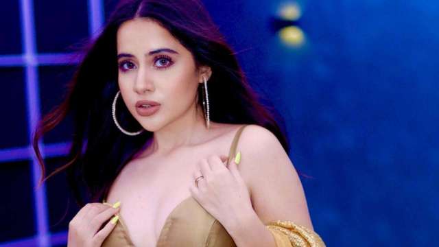 Urfi Javed reveals relatives cut her bold clothes with scissors, talks about rumours of paying paparazzi for photos - Vimarsana News