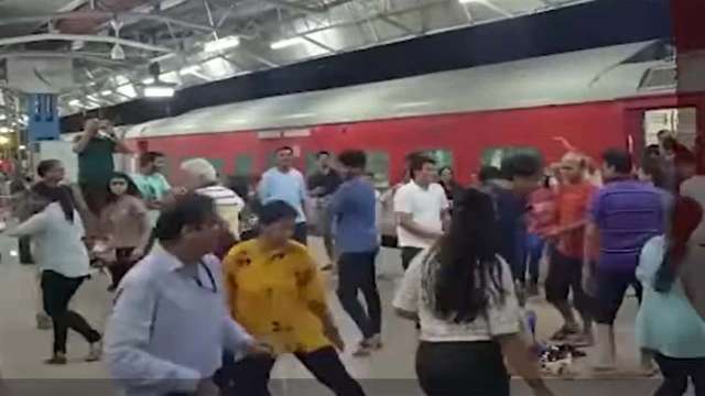 Passengers break into Garba at Ratlam station as train arrives 20 minutes early - Vimarsana News