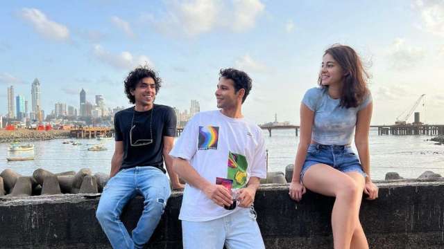 Kho Gaye Hum Kahan: Adarsh Gourav smiles with Ananya Panday, Siddhant Chaturvedi in film's working still - Vimarsana News