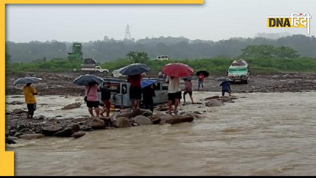 Flood in Assam: असम में जलजला, सिर पर गठरी कंधे तक पानी... देखें तबाही का मंजर