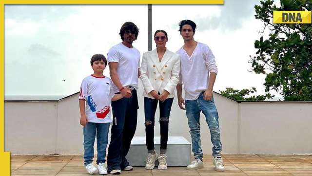 Gauri Khan, Shah Rukh Khan, Aryan, AbRam pose together as they hoist Indian flag at home - Vimarsana News