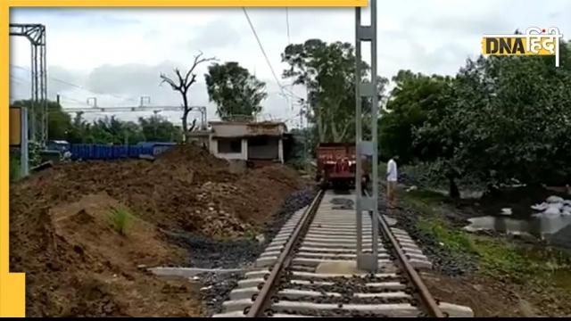 Video: इंजीनियरिंग का नमूना या लापरवाही? रेल की पटरी के बीचों-बीच लगाया बिजली का खंभा