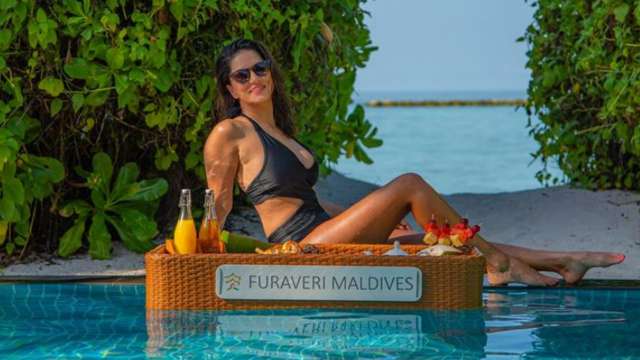 Sanny Leone Sesy Hde - Sunny Leone oozes oomph in sexy black monokini, shares steamy pool photos  from Maldives