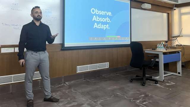 Hiren Panchal, co-founder of Litmus Branding, delivers a lecture on Virtual Advertising and marketing at IIM Udaipur Incubation Centre