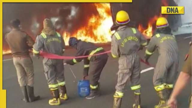 Watch: Medicine truck catches fire on Agra-Lucknow Expressway; traffic disrupted for 5 km - Vimarsana News