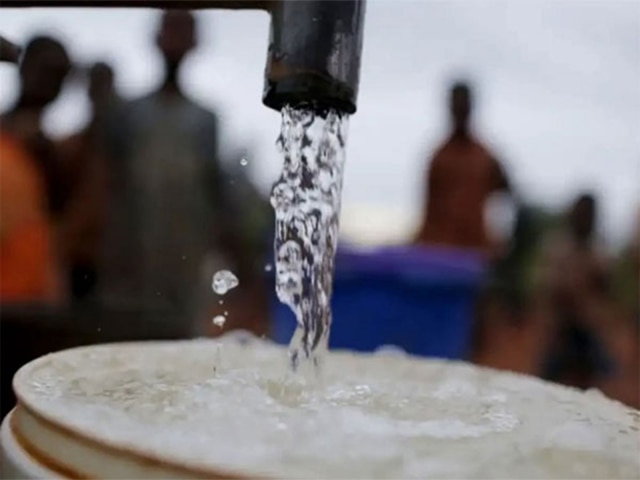 dnaindia.com - Sagar Malik - BMC cuts water supply to construction sites, swimming pools across Mumbai: Here's why