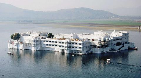 Taj Lake Palace: एक रात के खर्च में आ जाएगी गाड़ी 