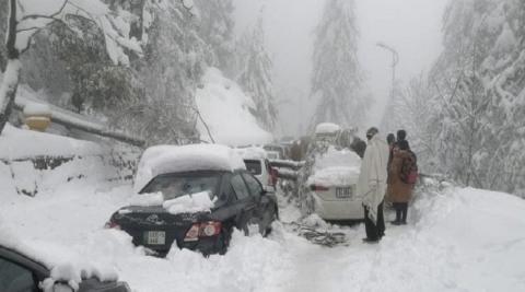 घंटों फंसे रहे ट्रैफिक में, कई किमी. लंबी लाइन 