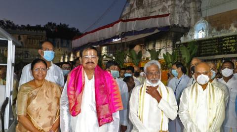 पत्नी संग पहुंचे बालाजी मंदिर