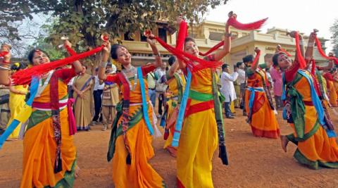 बंगाल में डोल पूर्णिमा का त्योहार प्रचलित 