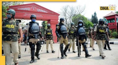 Police personnel patrolling in front of Karnataka HC (फोटो-ANI)