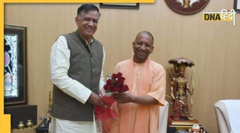 Satish Mahana with Yogi Adityanath. (Photo Credit- BJP/Twitter)