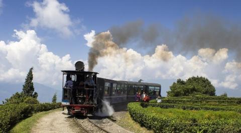 कंचनजंगा पर्वत श्रृंखला में बसा Darjeeling 