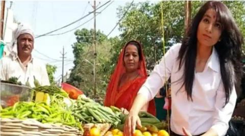  माता-पिता के साथ खुद भी बेचती है सब्जी