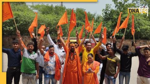 हिंदूवादी संगठनों ने कुतुब मीनार के बाहर किया प्रदर्शन