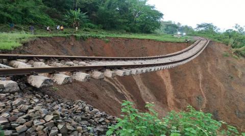 कुछ इलाकों में भूस्खलन की वजह से बढ़ा खतरा