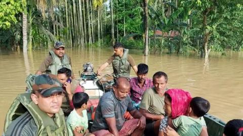 लाखों लोग बाढ़ की वजह से हुए विस्थापित