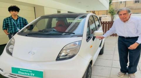 Tata Nano Electric में दिखे रतन टाटा