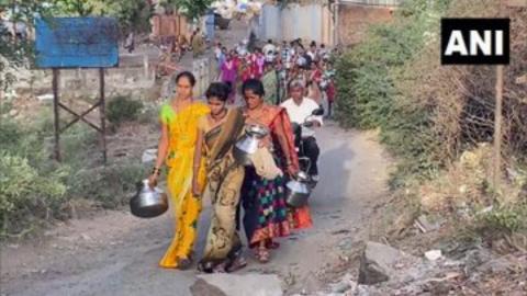 महिलाओं ने शुरू किया धरना प्रदर्शन