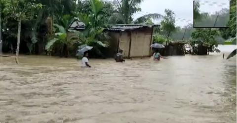 कहीं घुटने तो कहीं कंधों तक पहुंचा पानी 