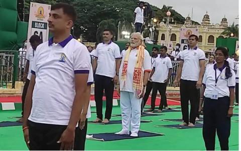 पीएम मोदी ने किया मैसूर पैलेस में योग