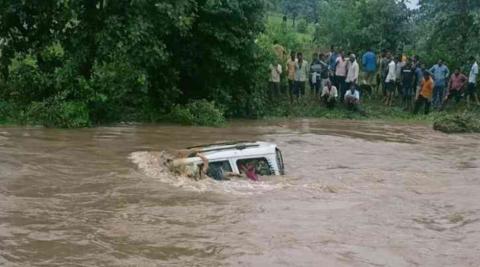 महाराष्ट्र में बह गई स्कॉर्पियो